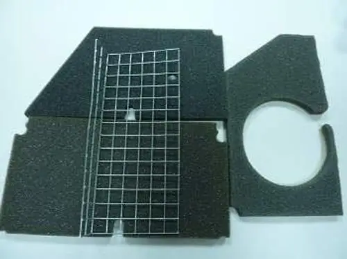 Schaumstoffisolierung für Luftkästen, bestehend aus mehreren Teilen in grauer Farbe, mit einem Gitterelement. Produkt von Remeha.